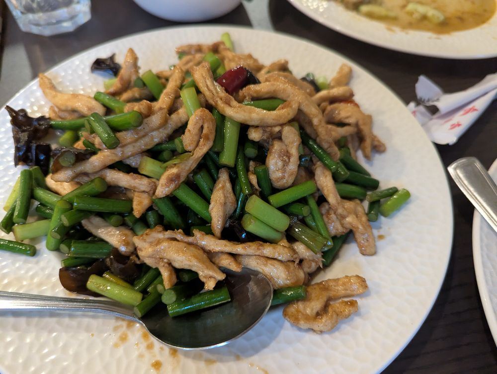 Stir-fried beef with garlic scapes and wood ear mushrooms